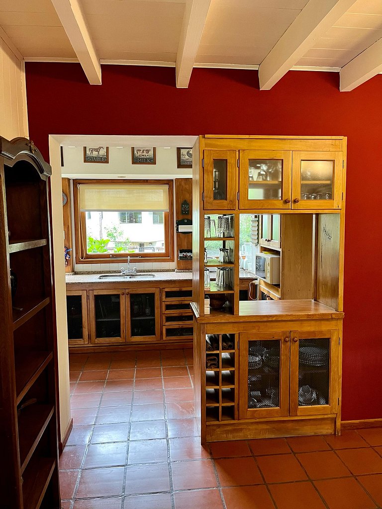 Tu refugio en la montaña: casa con hogar, jardín y parrilla