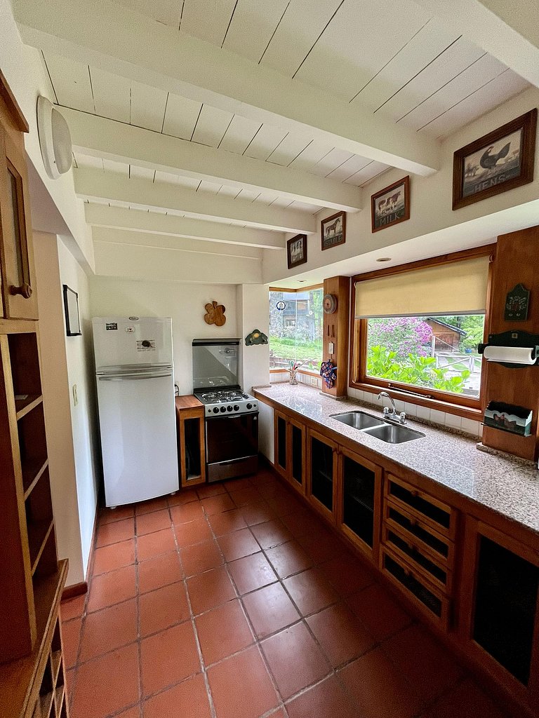 Tu refugio en la montaña: casa con hogar, jardín y parrilla