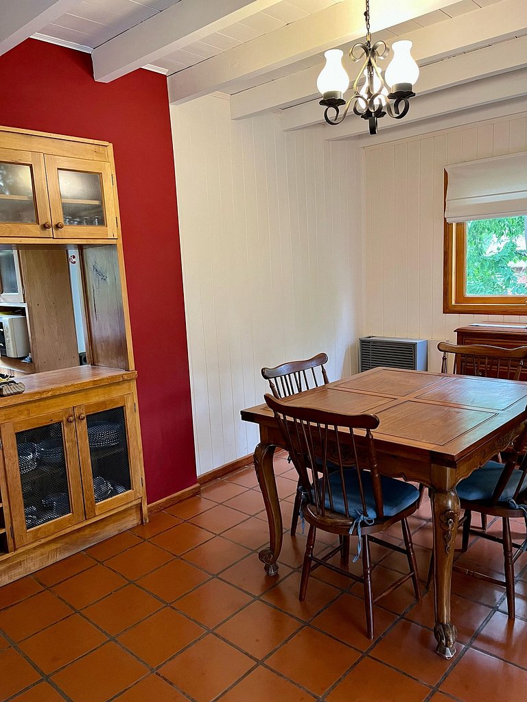 Tu refugio en la montaña: casa con hogar, jardín y parrilla