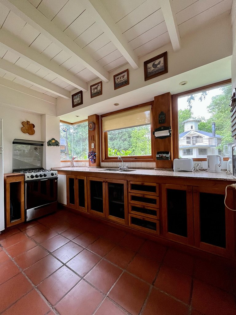 Tu refugio en la montaña: casa con hogar, jardín y parrilla