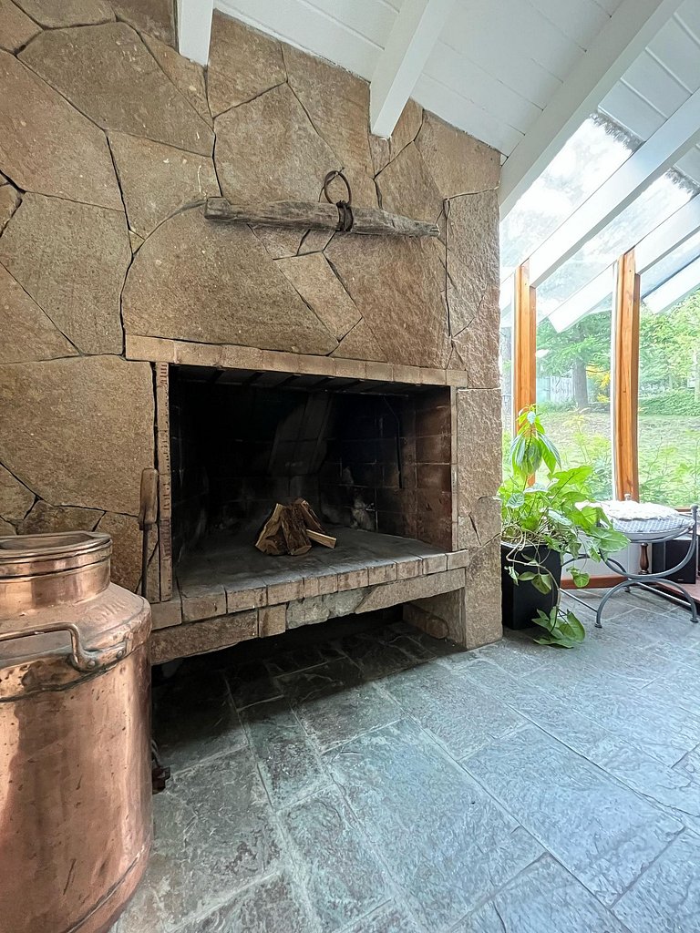 Tu refugio en la montaña: casa con hogar, jardín y parrilla