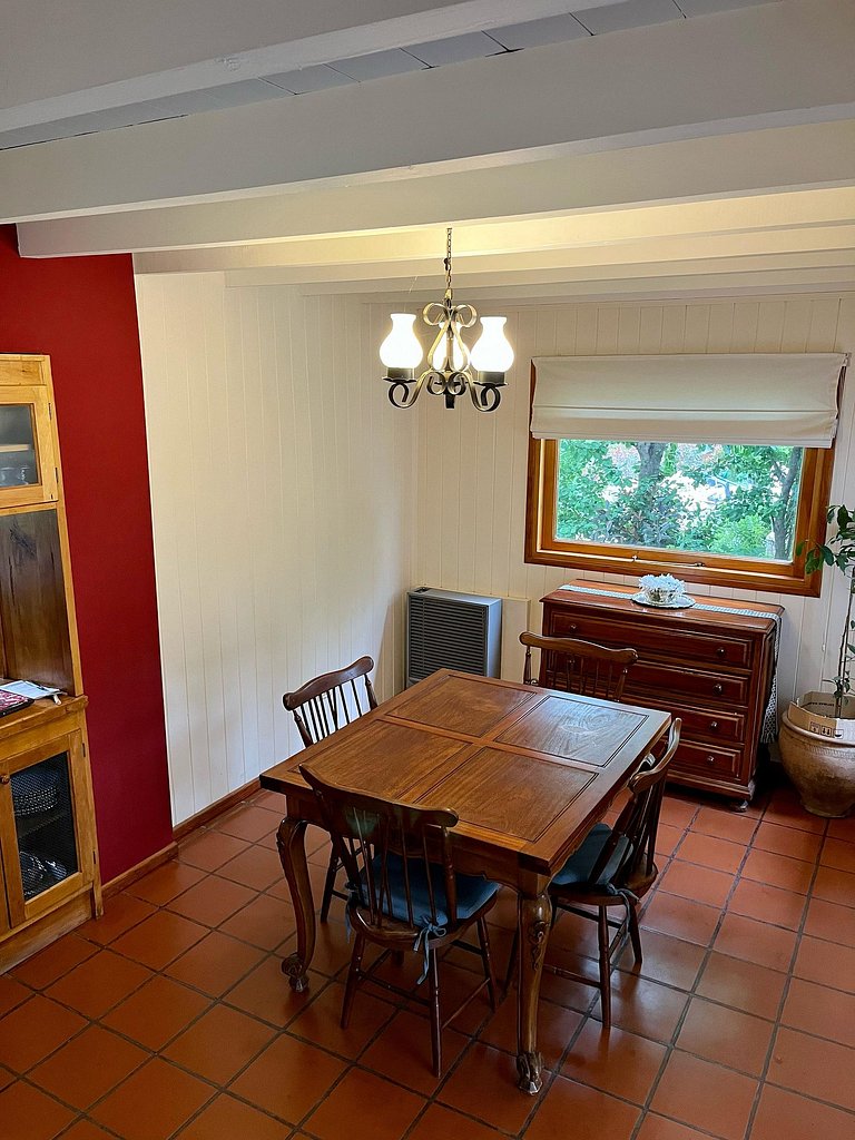 Tu refugio en la montaña: casa con hogar, jardín y parrilla