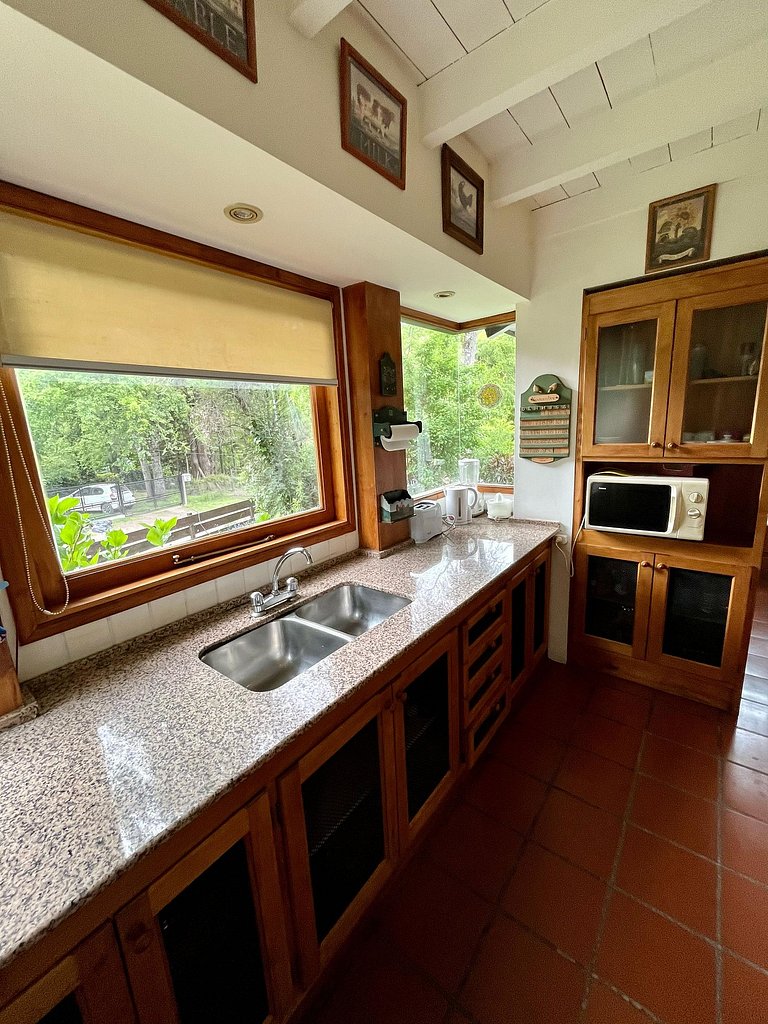 Tu refugio en la montaña: casa con hogar, jardín y parrilla