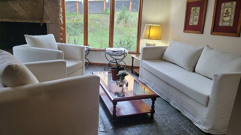 Tu refugio en la montaña: casa con hogar, jardín y parrilla