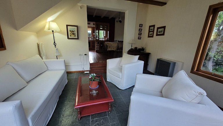 Tu refugio en la montaña: casa con hogar, jardín y parrilla