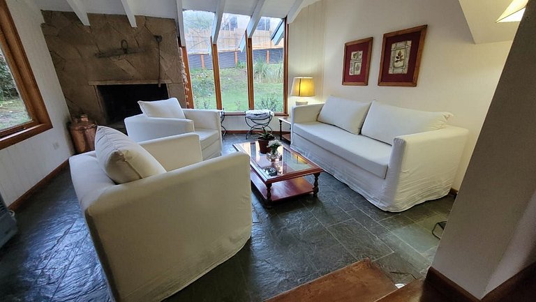 Tu refugio en la montaña: casa con hogar, jardín y parrilla