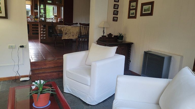 Tu refugio en la montaña: casa con hogar, jardín y parrilla