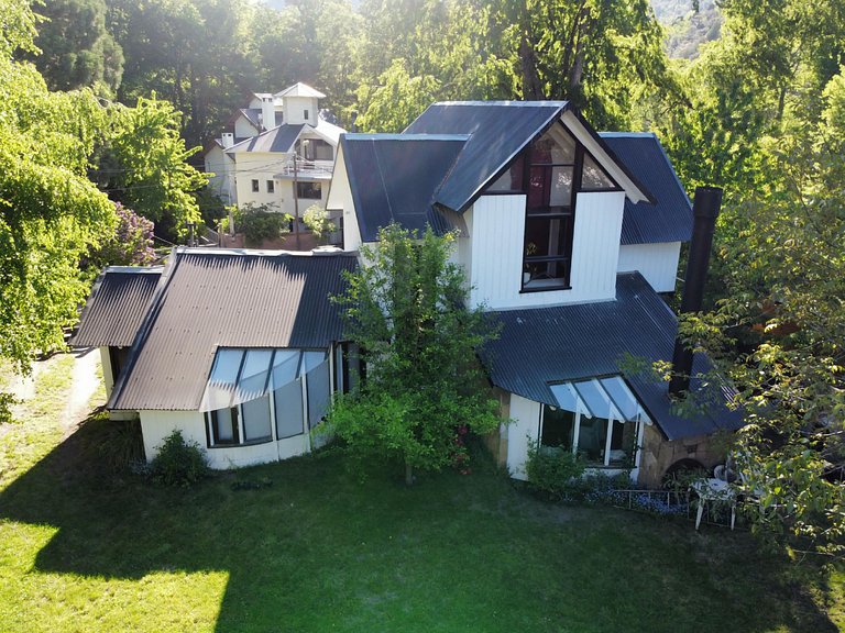 Tu refugio en la montaña: casa con hogar, jardín y parrilla