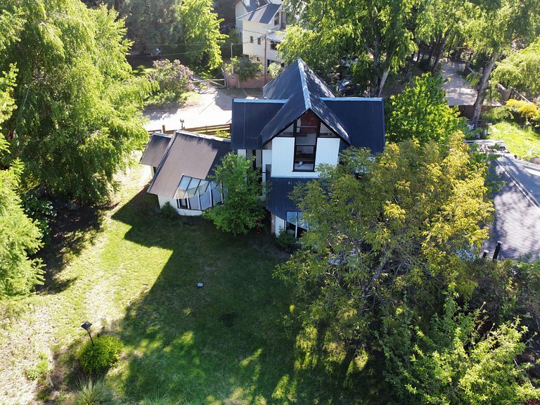 Tu refugio en la montaña: casa con hogar, jardín y parrilla