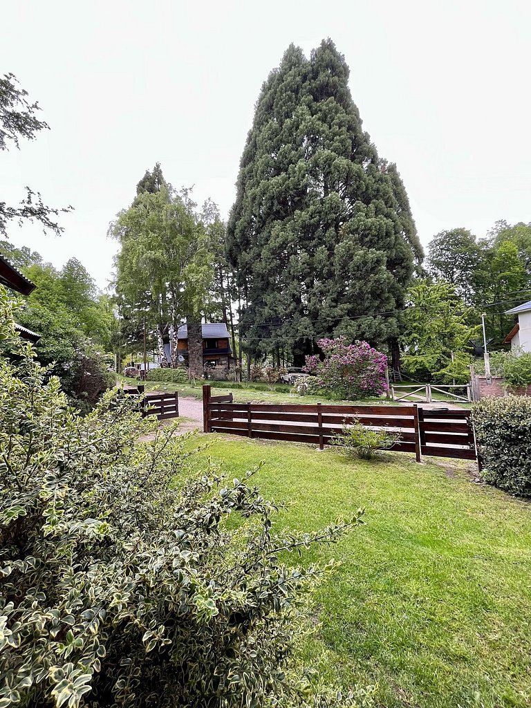 Tu refugio en la montaña: casa con hogar, jardín y parrilla