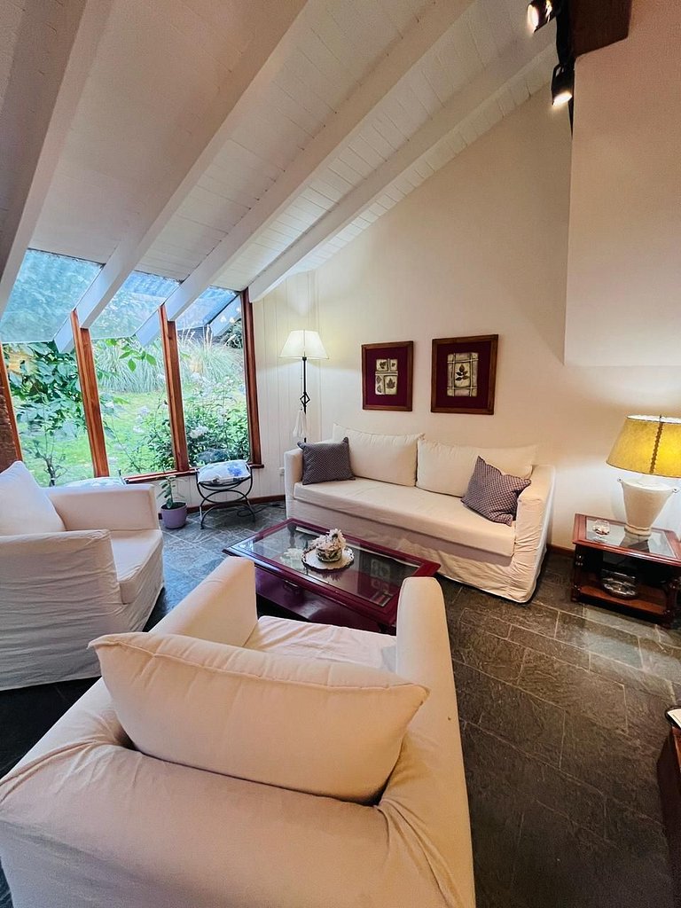 Tu refugio en la montaña: casa con hogar, jardín y parrilla