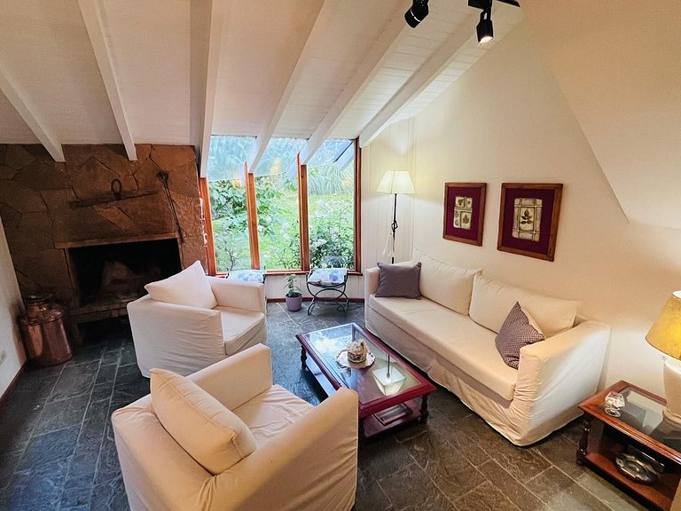 Tu refugio en la montaña: casa con hogar, jardín y parrilla