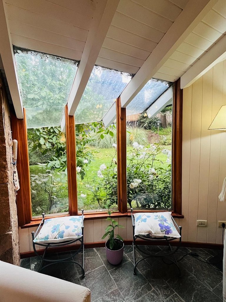 Tu refugio en la montaña: casa con hogar, jardín y parrilla