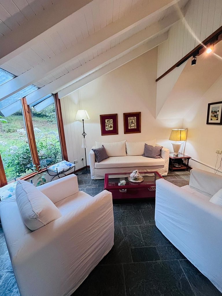 Tu refugio en la montaña: casa con hogar, jardín y parrilla