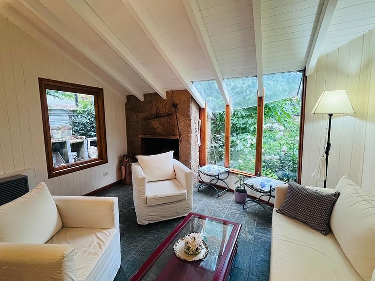 Tu refugio en la montaña: casa con hogar, jardín y parrilla