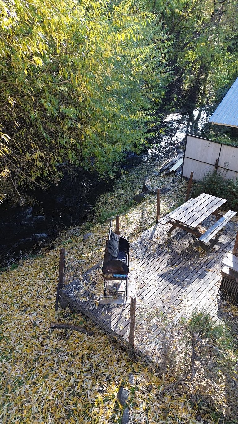 Cabaña soñada sobre la unión de dos arroyos