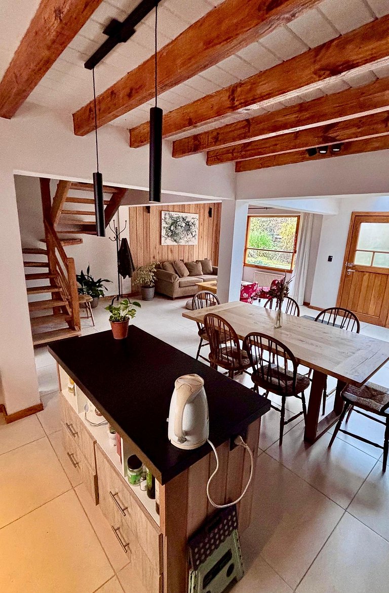 Cabaña luminosa junto al río