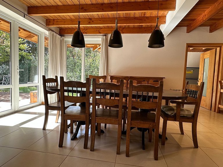 Casa con 4 dormitorios hogar a leña y jardín con parrilla