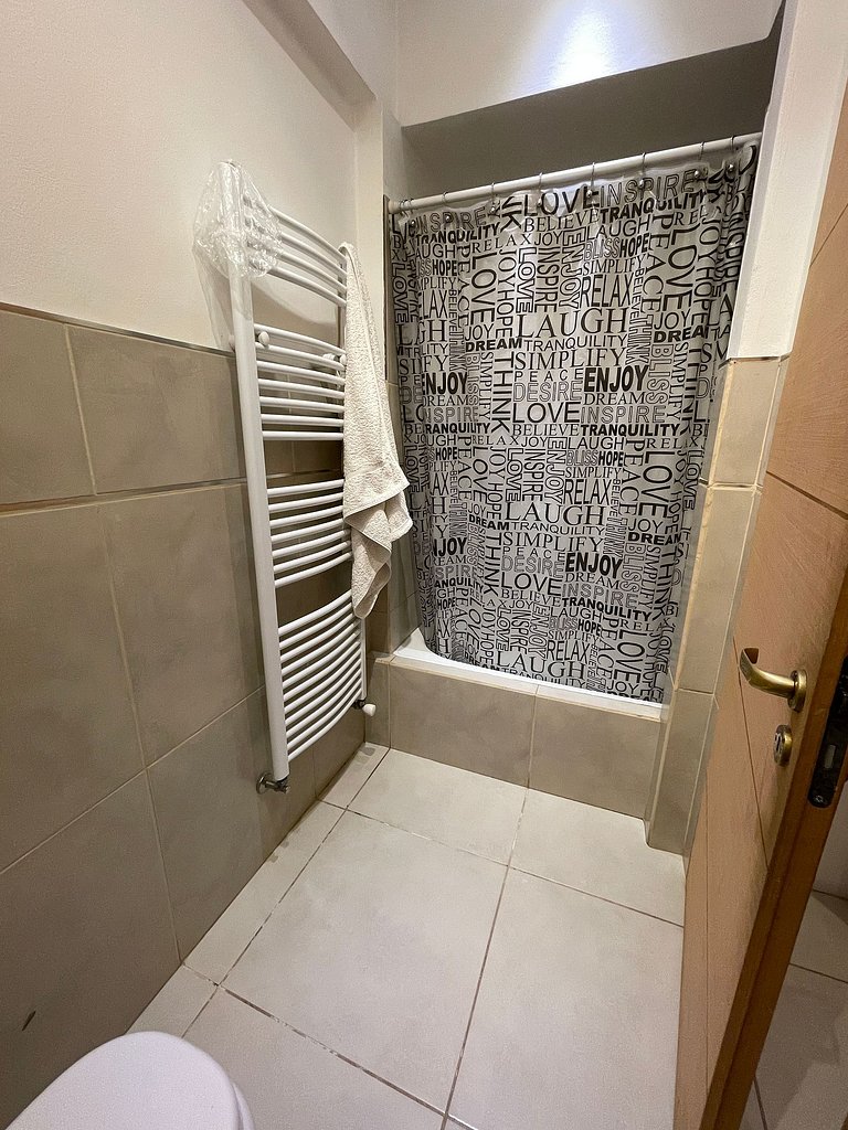 Casa con 4 dormitorios hogar a leña y jardín con parrilla